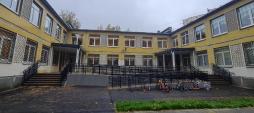 Вход в детский сад оборудован пандусом, предназначенным для маломобильных групп населения (1-я площадка)